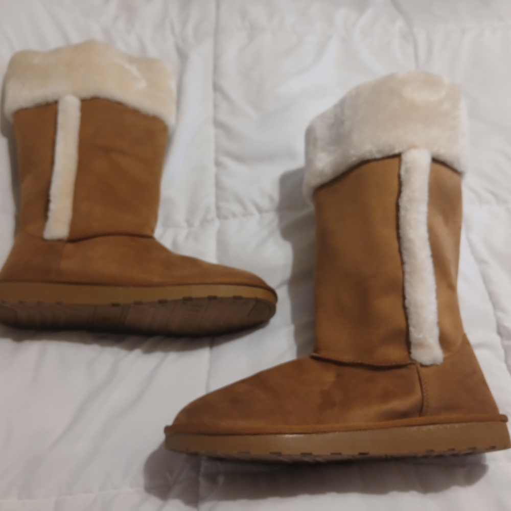 Arizona Jean Company Chestnut Tan Faux Fur Lined Moccasin Boots